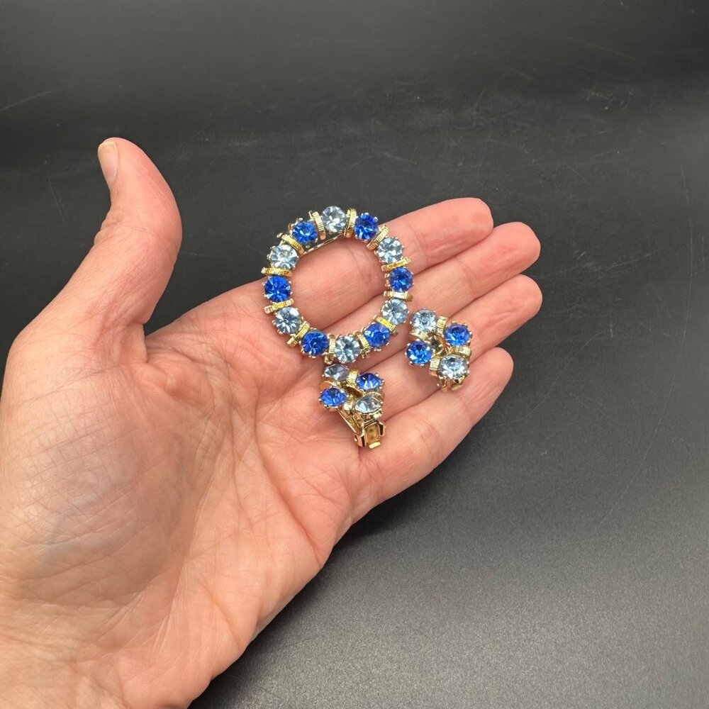 Vintage Blue Rhinestone Brooch Clip On Earrings Jewelry Set Wreath Gold Toned - Picture 7 of 8
